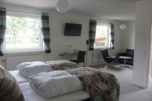 Suite | Desk, cribs/infant beds, free WiFi, bed sheets