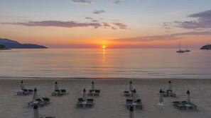 Spiaggia privata, lettini da mare, ombrelloni, teli da spiaggia