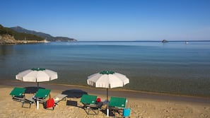 Spiaggia privata, lettini da mare, ombrelloni, teli da spiaggia