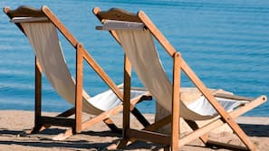 Plage, chaises longues
