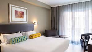 Luxe beddengoed, donzen dekbedden, een minibar, een kluis op de kamer