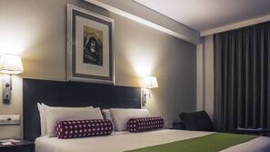 Luxe beddengoed, donzen dekbedden, een minibar, een kluis op de kamer