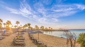 Plage privée, chaises longues, parasols, serviettes de plage