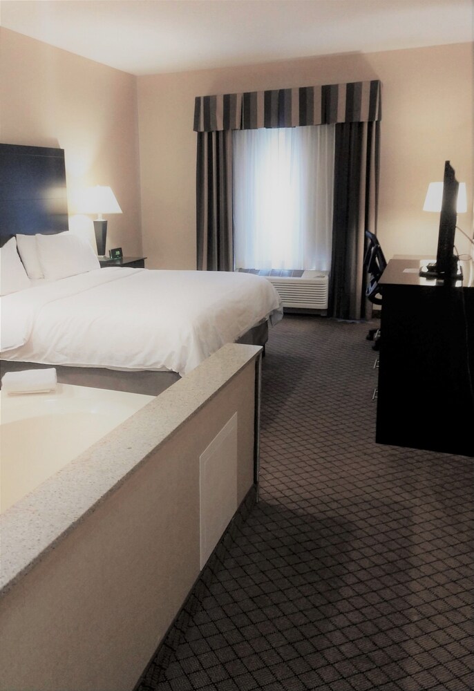 Holiday Inn Express Hotel & Suites Plymouth, an IHG Hotel