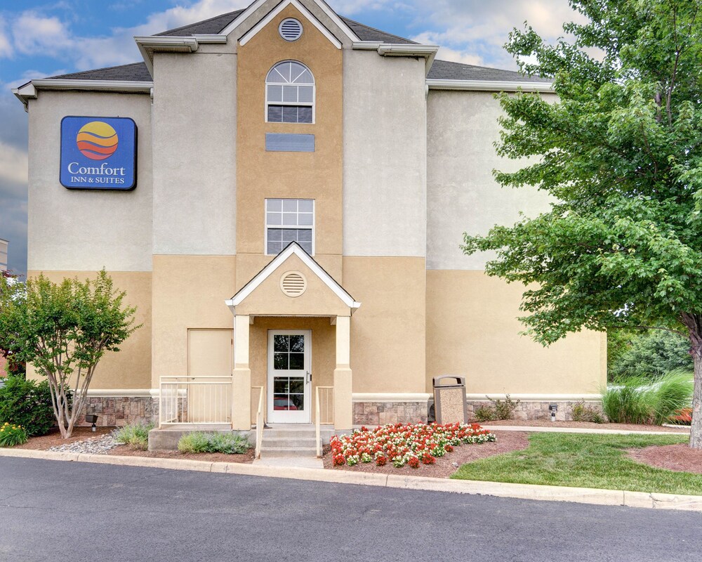 Comfort Inn & Suites Airport Dulles - Gateway