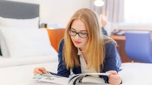 Hochwertige Bettwaren, Schreibtisch, laptopgeeigneter Arbeitsplatz
