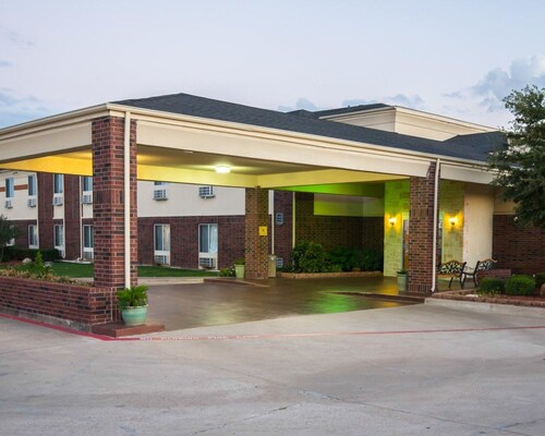 Great Place to stay Comfort Inn & Suites near Red Oak 