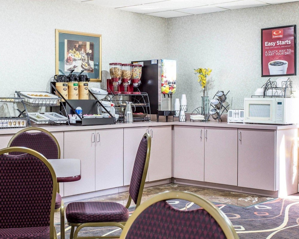 Econo Lodge Inn & Suites