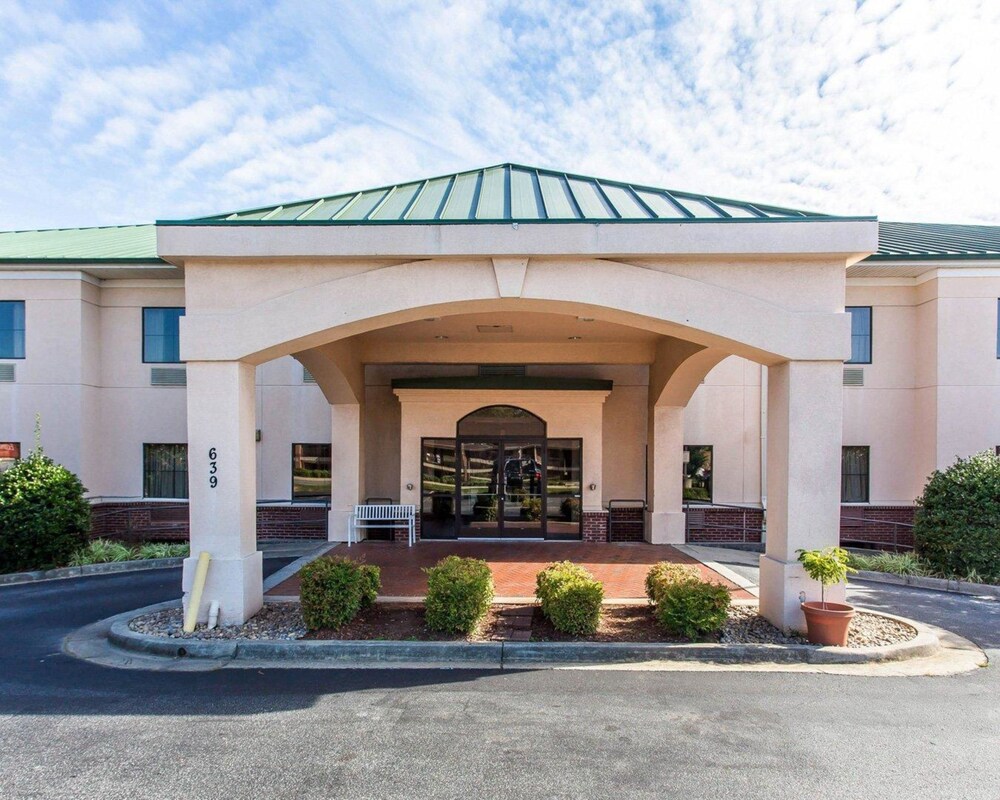 Econo Lodge Inn & Suites