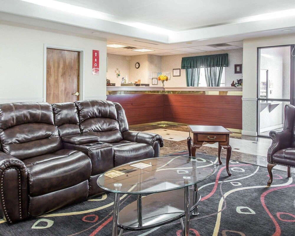 Econo Lodge Inn & Suites