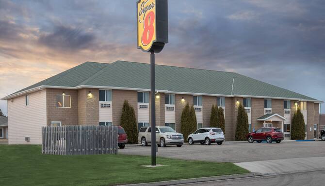 Super 8 By Wyndham Bottineau In Bottineau Nd Expedia