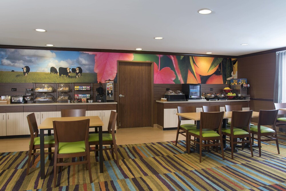 Fairfield Inn and Suites By Marriott St Charles