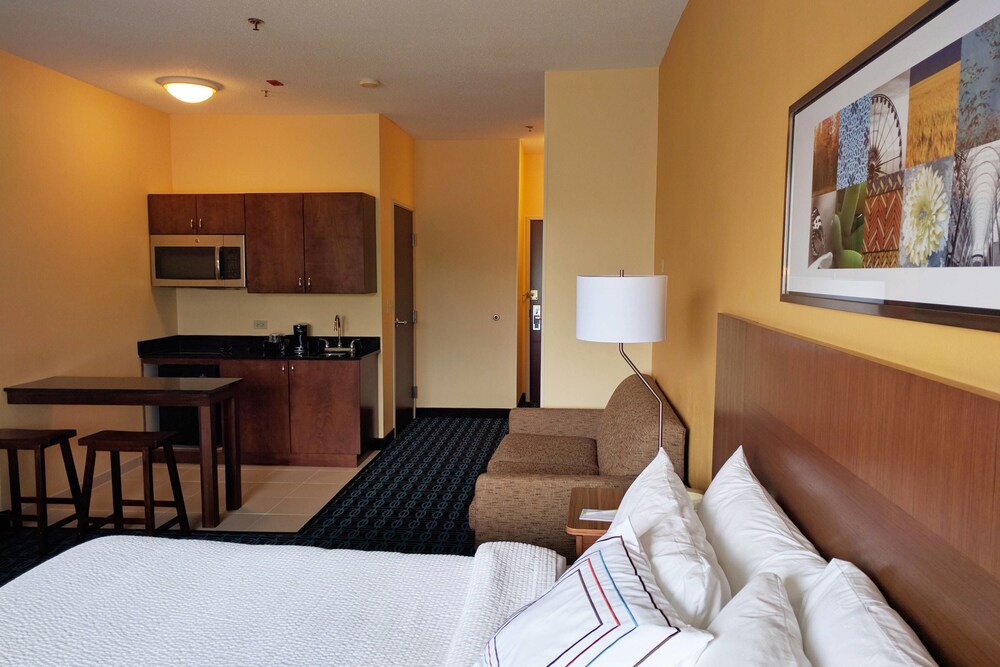 Fairfield Inn and Suites By Marriott St Charles