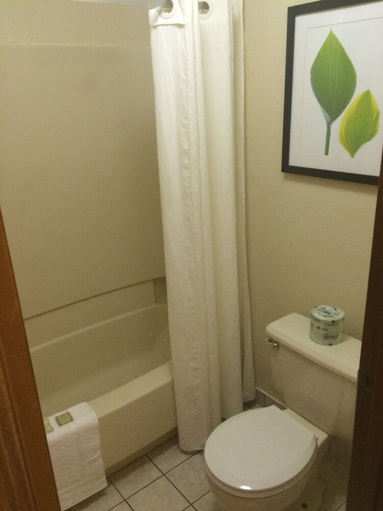 Bathroom, Super 8 by Wyndham Westlake/Cleveland