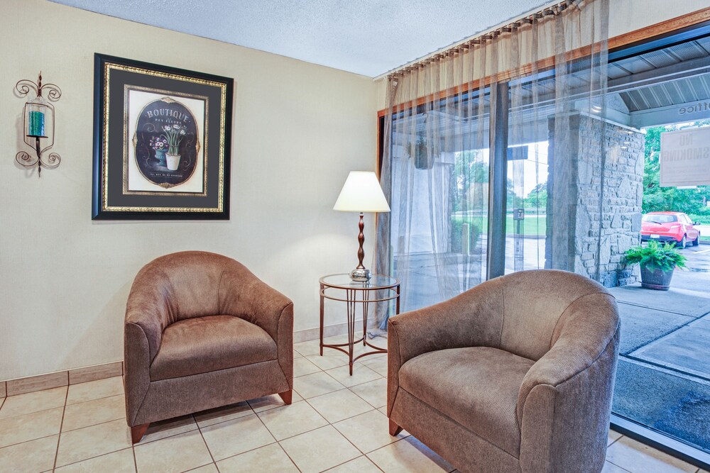 Lobby sitting area, Super 8 by Wyndham Westlake/Cleveland