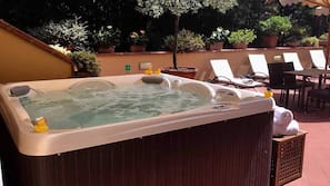Bañera de hidromasaje al aire libre