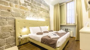 Ropa de cama de alta calidad, edredones de plumas, minibar y caja fuerte