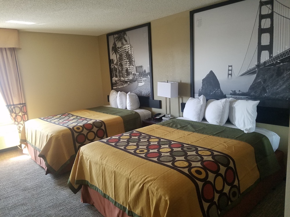 Super 8 by Wyndham Wichita North