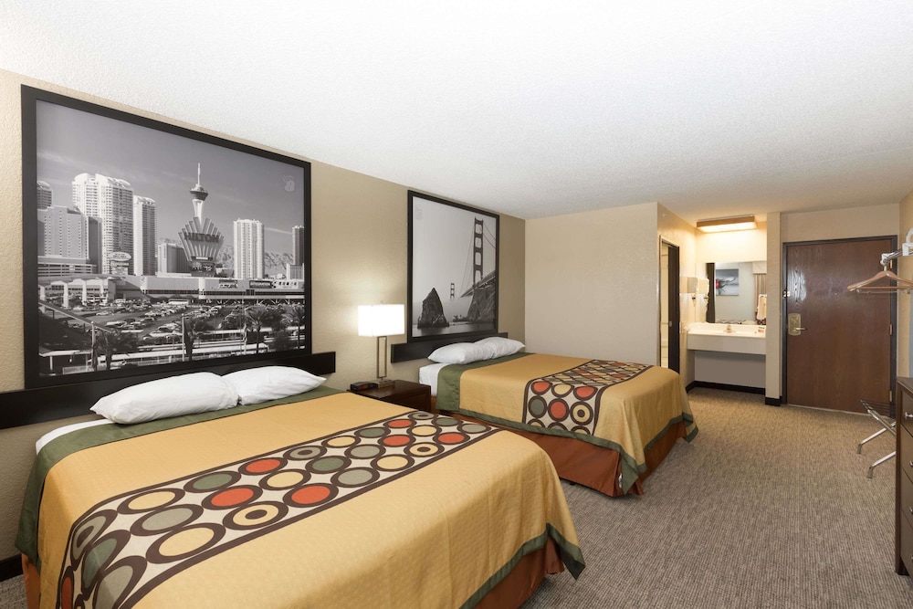 Room, Super 8 by Wyndham Wichita North