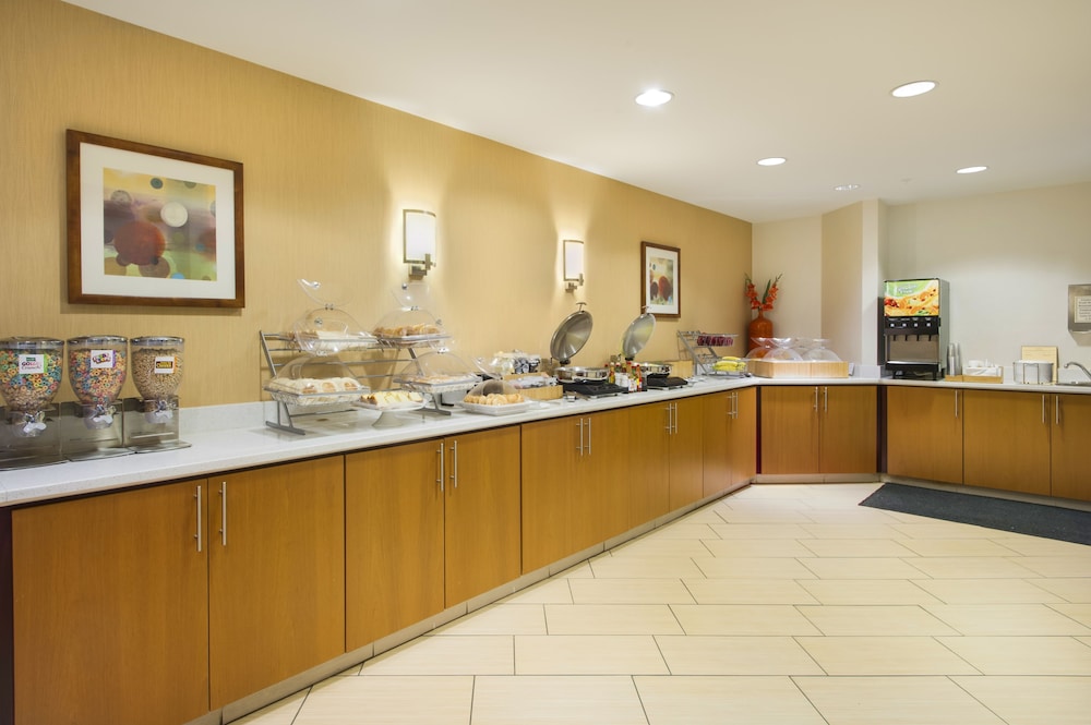 Breakfast area, Springhill Suites by Marriott Lawrence