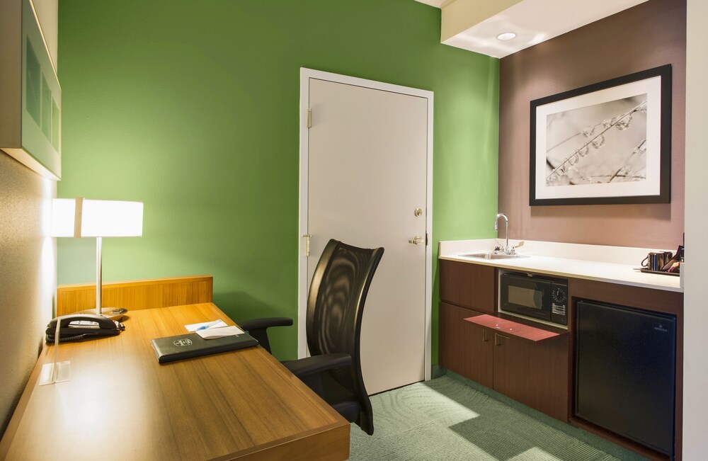 Private kitchenette, Springhill Suites by Marriott Lawrence