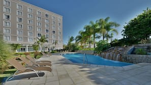 Una piscina al aire libre