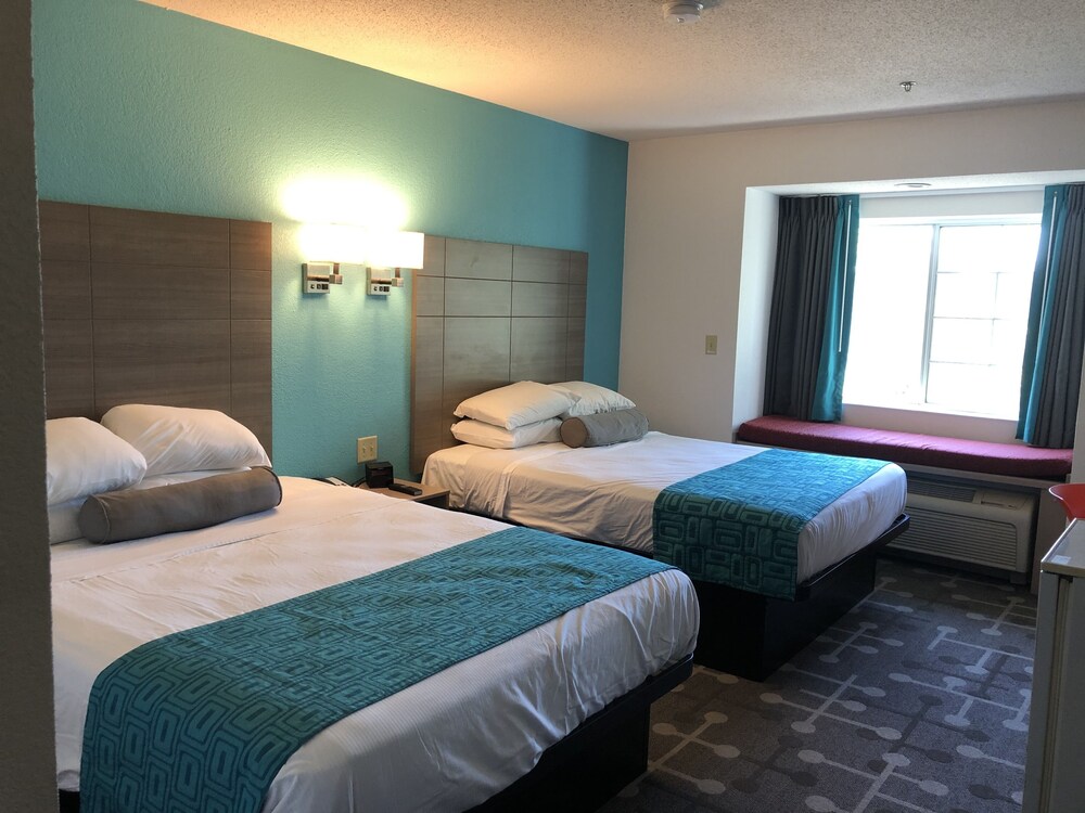 Howard Johnson Hotel & Suites by Wyndham Elk Grove Village