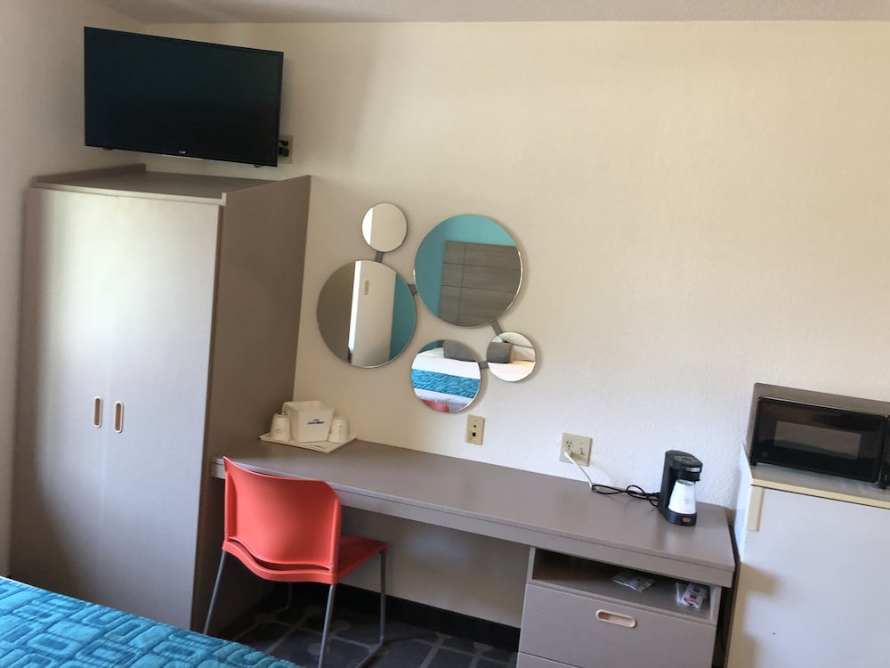 Howard Johnson Hotel & Suites by Wyndham Elk Grove Village