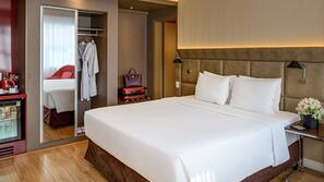 Roupas de cama premium, frigobar, cofres nos quartos, escrivaninha