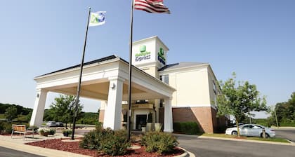 Holiday Inn Express & Suites Delafield, an IHG Hotel