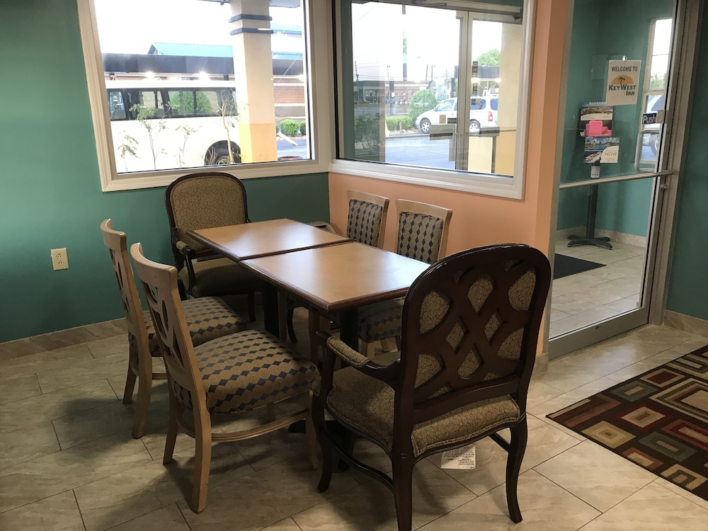 Lobby sitting area, Key West Inn Oxford