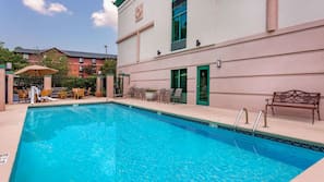 Piscine extérieure (ouverte en saison)