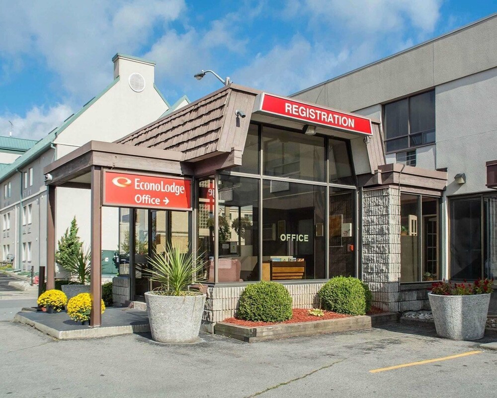 Econo Lodge by the Falls in Niagara Falls, Canada