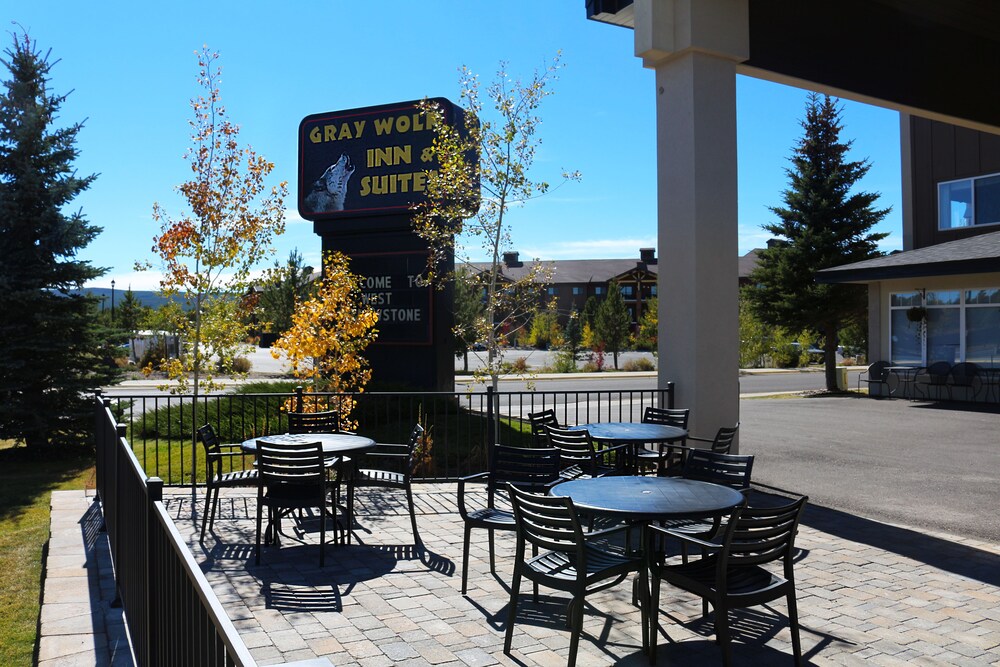 Outdoor dining, Gray Wolf Inn & Suites