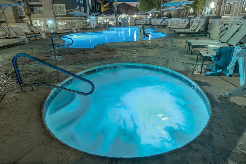 Outdoor spa tub, Desert Rose Resort