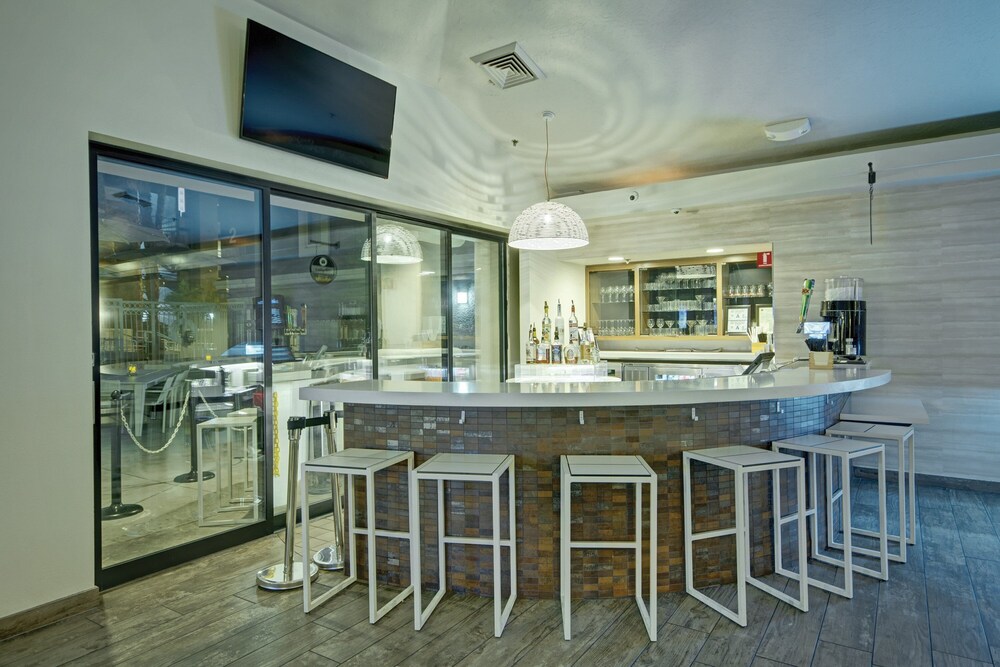 Bar (on property), Desert Rose Resort