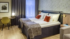 Senger med overmadrass, safe på rommet, skrivebord og strykejern/-brett
