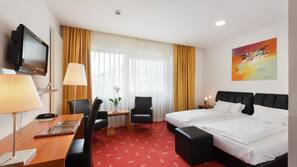 Een minibar, een kluis op de kamer, een bureau, gratis wifi