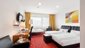 Een minibar, een kluis op de kamer, een bureau, gratis wifi
