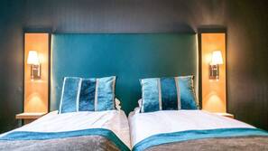 Desk, laptop workspace, blackout curtains, cots/infant beds