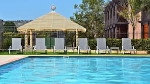 3 outdoor pools, pool loungers