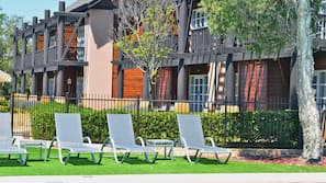 3 outdoor pools, pool loungers