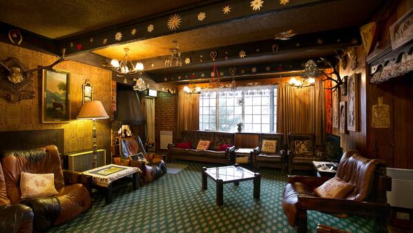 2 bars/lounges