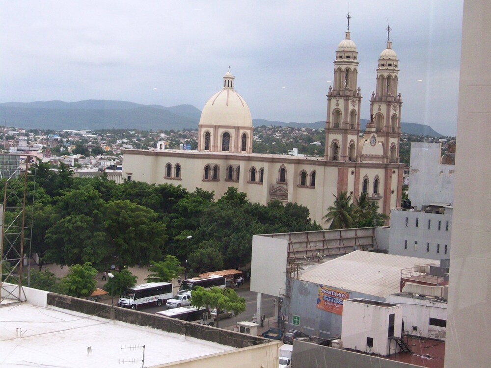 Ramada by Wyndham Hola Culiacan