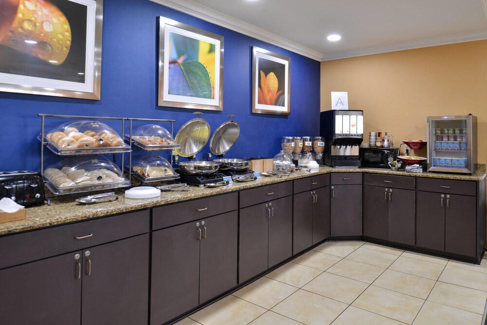 Breakfast meal, Fairfield Inn & Suites by Marriott Gulfport