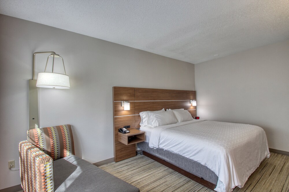 Holiday Inn Express Hotel & Suites Oshkosh, an IHG Hotel