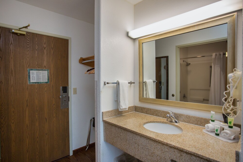 Bathroom, Vagabond Inn Executive - Green Valley