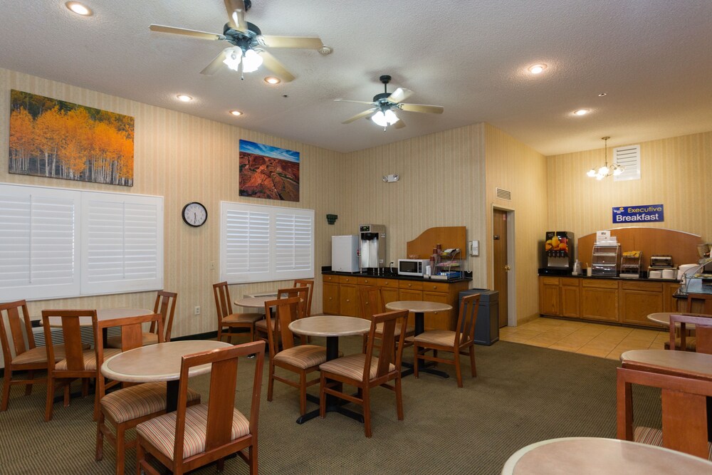 Breakfast area, Vagabond Inn Executive - Green Valley