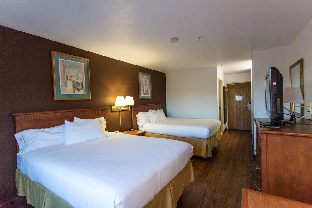 Room, Vagabond Inn Executive - Green Valley