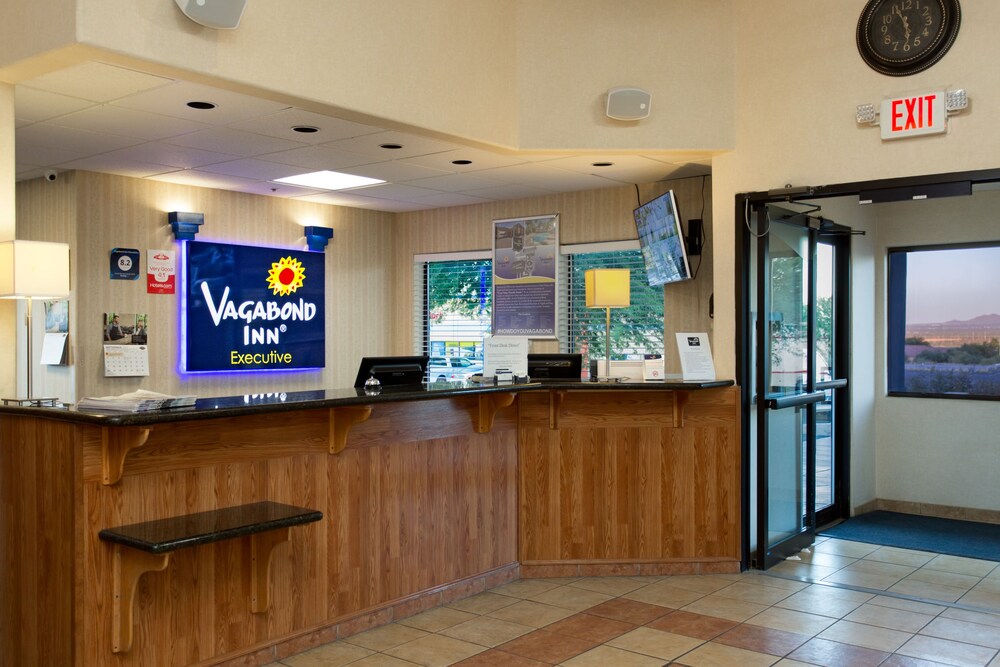 Interior entrance, Vagabond Inn Executive - Green Valley